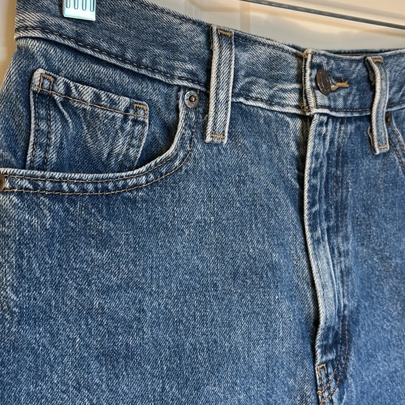 Levi’s High-Waisted Mom Jean Shorts - Picture 4 of 5